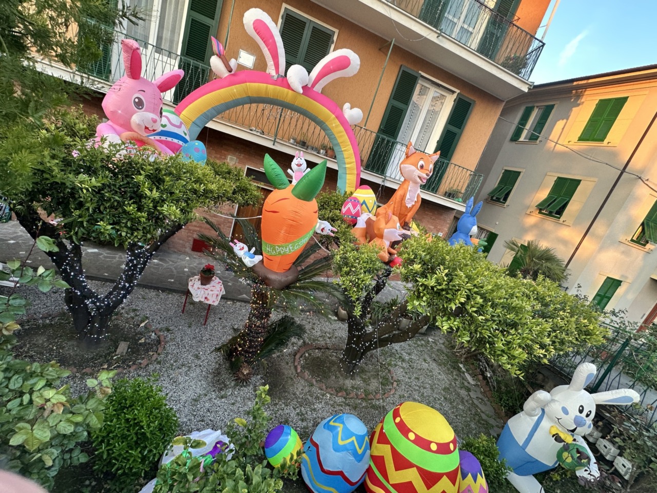 Le decorazioni pasquali di Paolo Pastorino spuntano in corso Buenos Aires a Lavagna