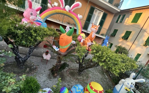 Le decorazioni pasquali di Paolo Pastorino spuntano in corso Buenos Aires a Lavagna