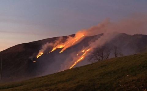 Perquisizioni per incendi sul Monte Ramaceto: indagati allevatori