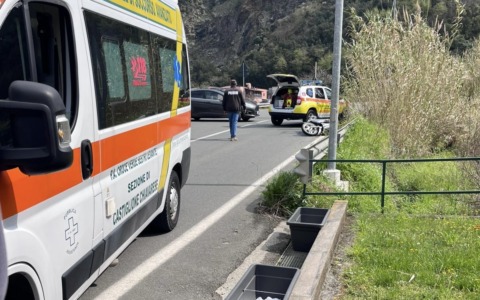 Scontro tra auto e scooter a Battilana: donna ferita