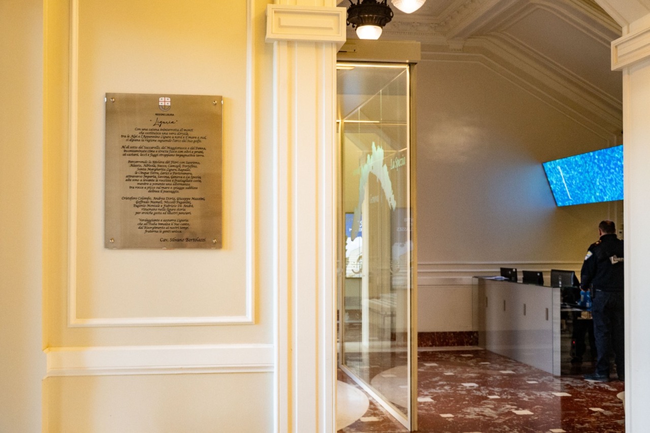 Silvano Bortolazzi omaggia la Liguria con una nuova targa nell’atrio della Regione