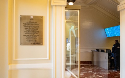 Silvano Bortolazzi omaggia la Liguria con una nuova targa nell’atrio della Regione