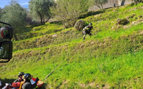 Un 66enne soccorso dopo una caduta da una fascia