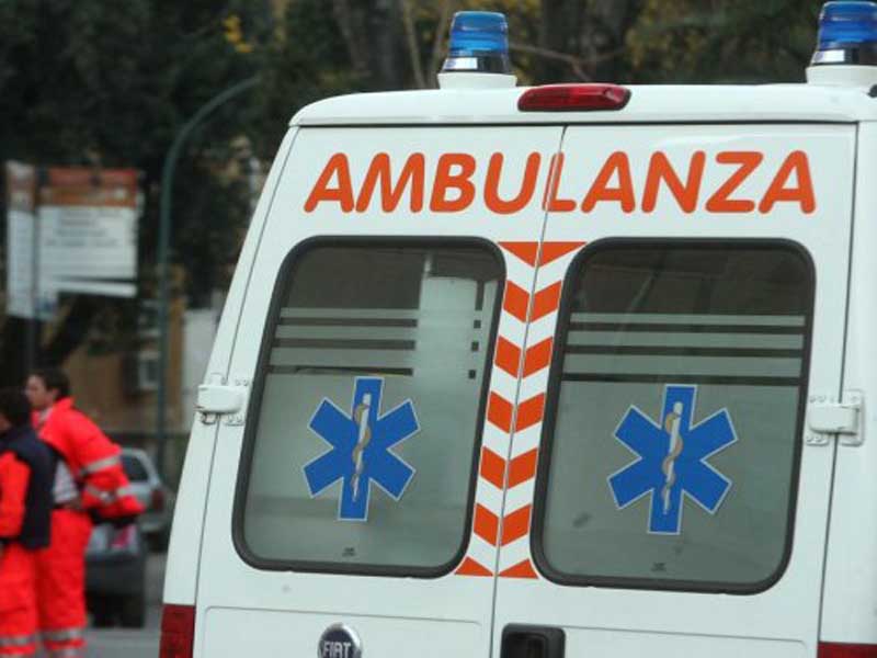 Un’auto esce di strada a Santo Stefano d’Aveto, due feriti