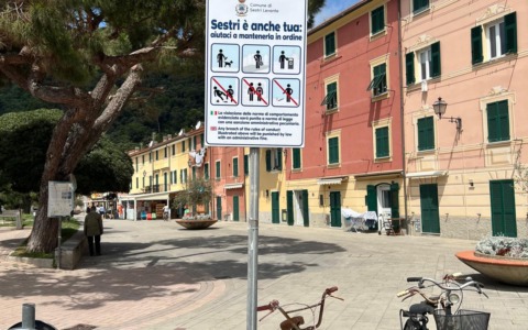 A Riva Trigoso di Sestri Levante spuntano i cartelli: “Vietato arrampicarsi sugli alberi”