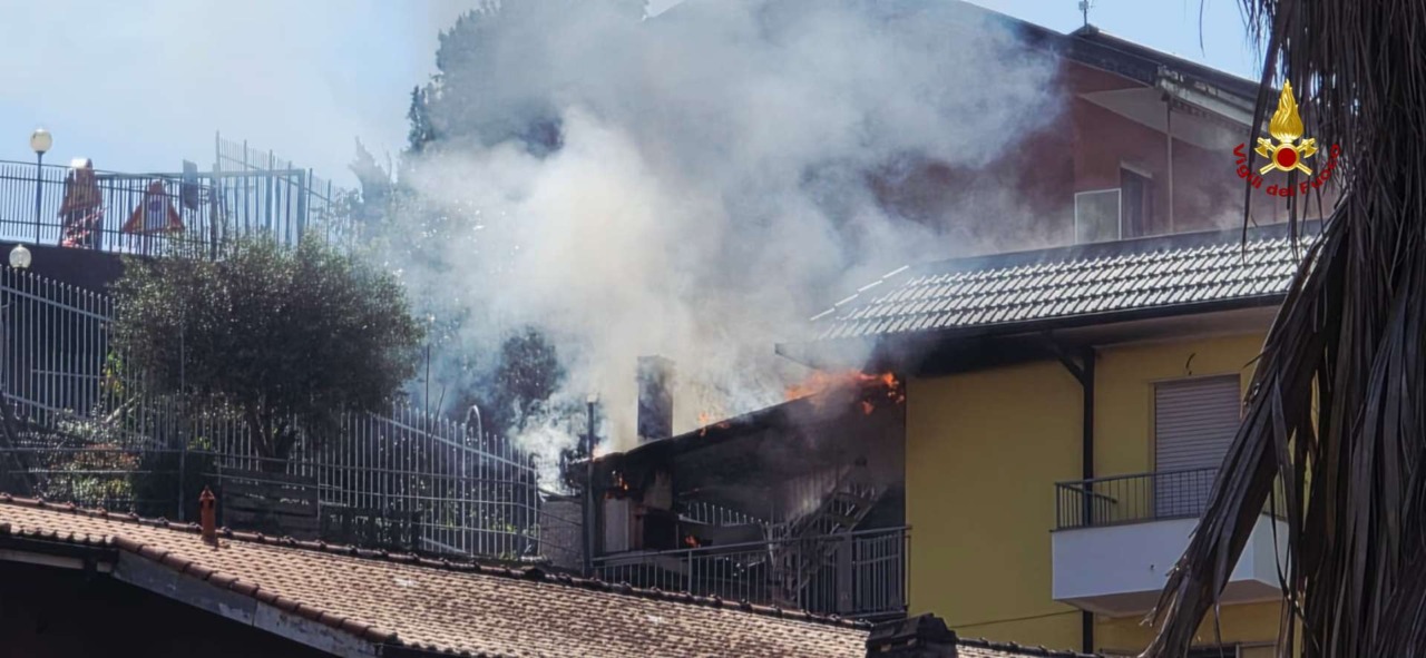 Fiamme in una copertura adiacente a un’abitazione a Cogorno