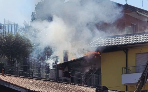 Fiamme in una copertura adiacente a un’abitazione a Cogorno
