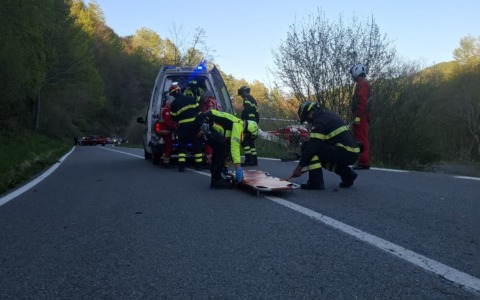 Giovane motociclista perde il controllo e finisce fuori strada riportando ferite gravi