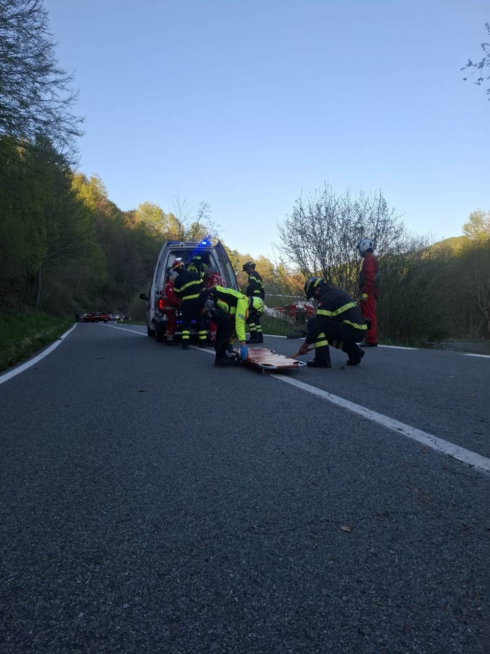 Giovane motociclista perde il controllo e finisce fuori strada riportando ferite gravi