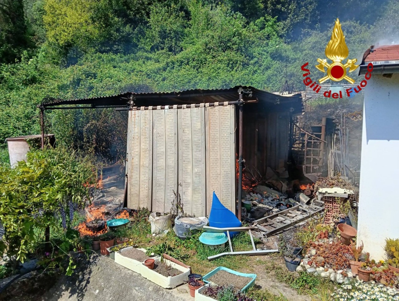 Incendio in una baracca a Leivi, intervento dei Vigili del Fuoco