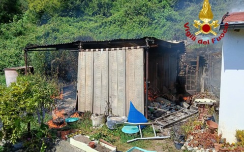 Incendio in una baracca a Leivi, intervento dei Vigili del Fuoco