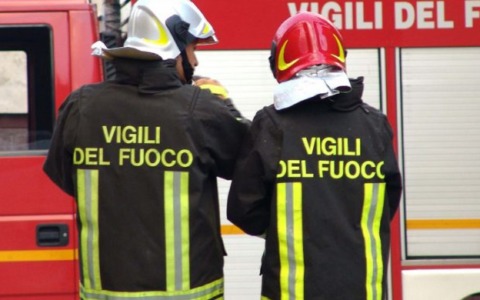 Incendio sul Monte Caucaso: i vigili del fuoco in azione dalla notte