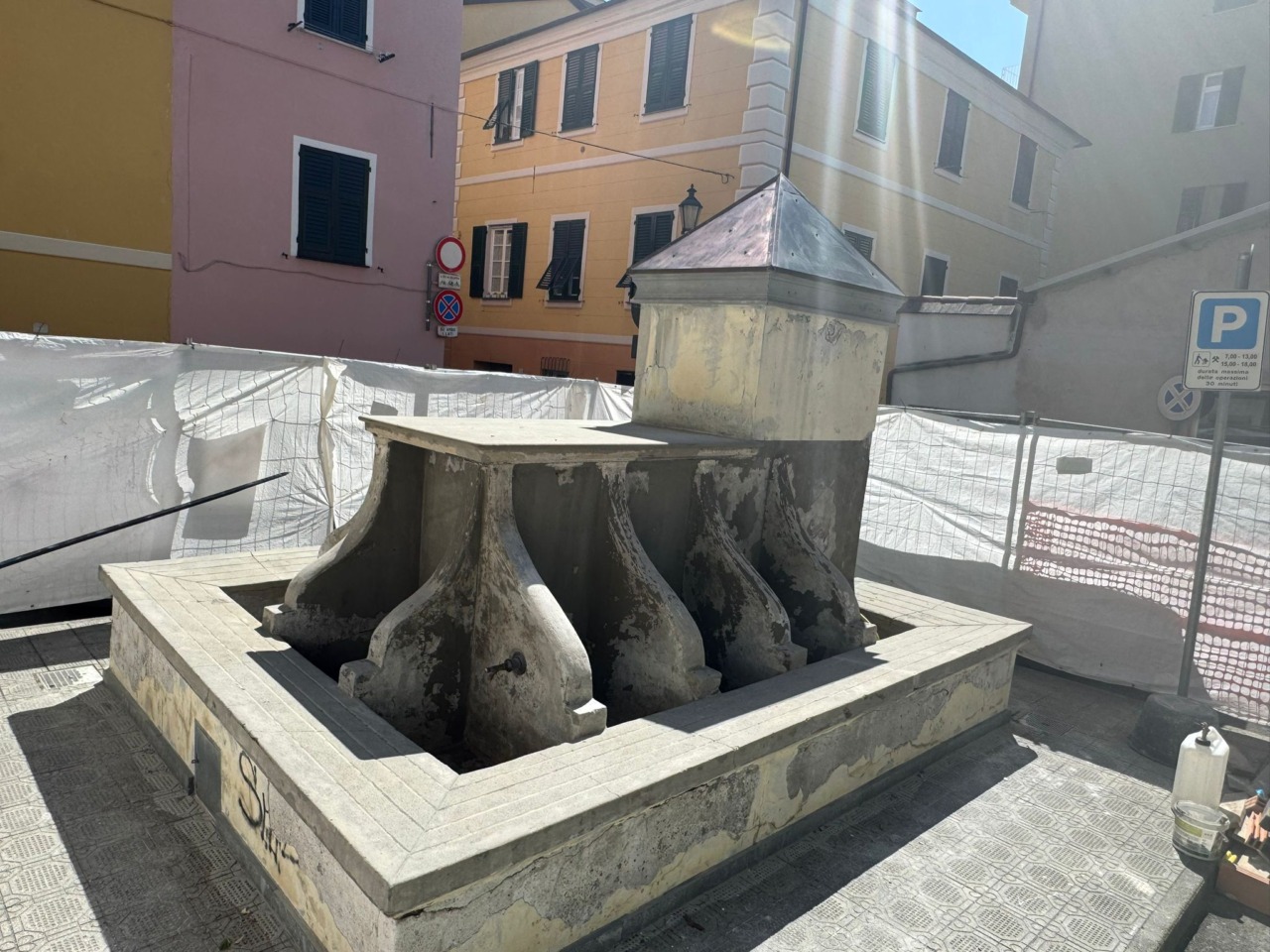 Inizio del restauro dei lavatoi in piazza Solari