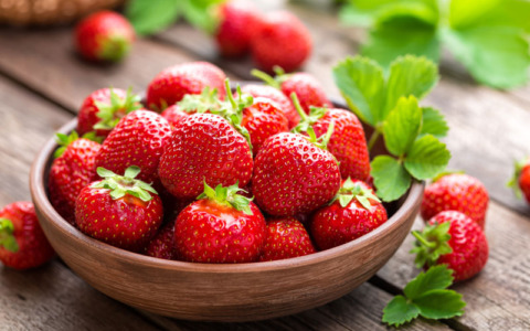 La primavera porta le fragole: consigli per coltivarle anche sul balcone