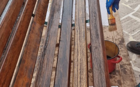 Ristrutturazione di 12 panchine nel porto di Chiavari