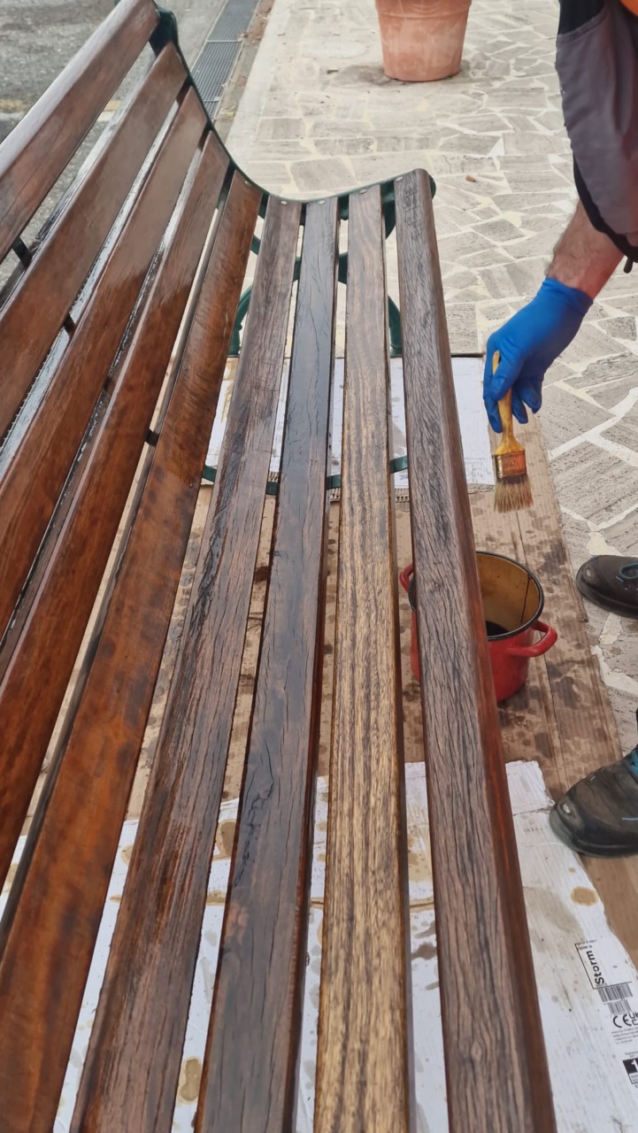 Ristrutturazione di 12 panchine nel porto di Chiavari