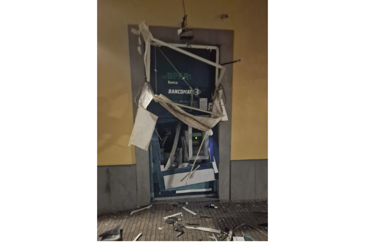 Varese Ligure, esplosioni al bancomat: ladri in fuga dopo il colpo