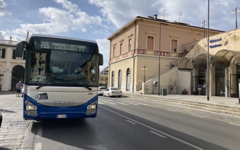 Cambiamenti nei percorsi dei bus extraurbani a Chiavari per il Giro d’Italia 2026