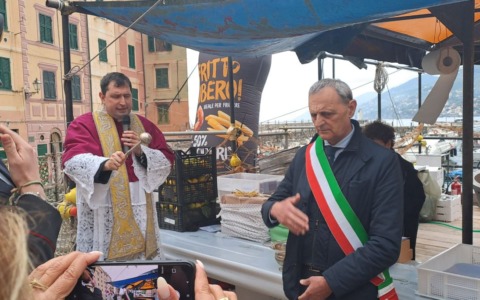 Camogli celebra la 74ª Sagra del Pesce con 30 mila visitatori nonostante il maltempo