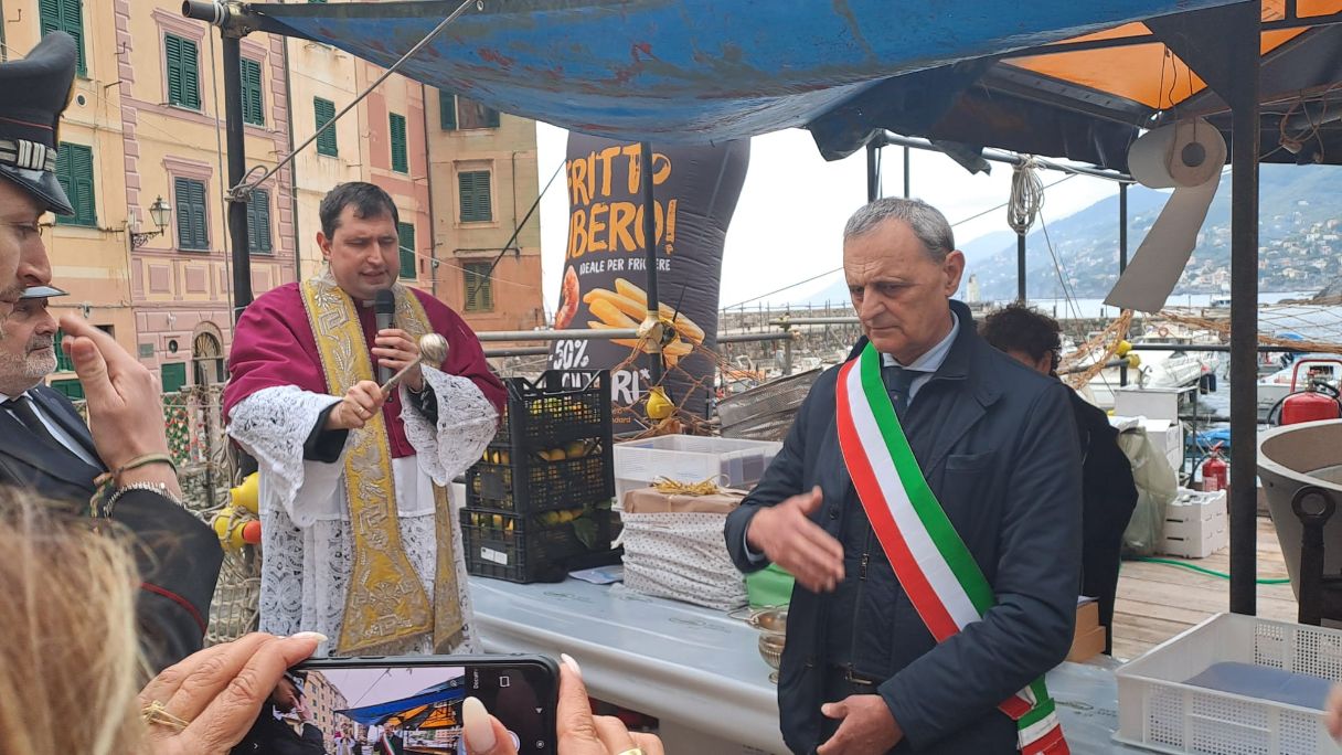 Camogli celebra la 74ª Sagra del Pesce con 30 mila visitatori nonostante il maltempo