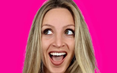 Giulia Musso: comicità e satira al Teatro Auditorium delle Clarisse di Rapallo