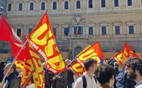 Inaugurazione della fermata AMT a Chiavari, USB solleva dubbi su impegni e costi