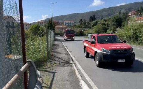 Incendio nei pressi del campo sportivo Sivori