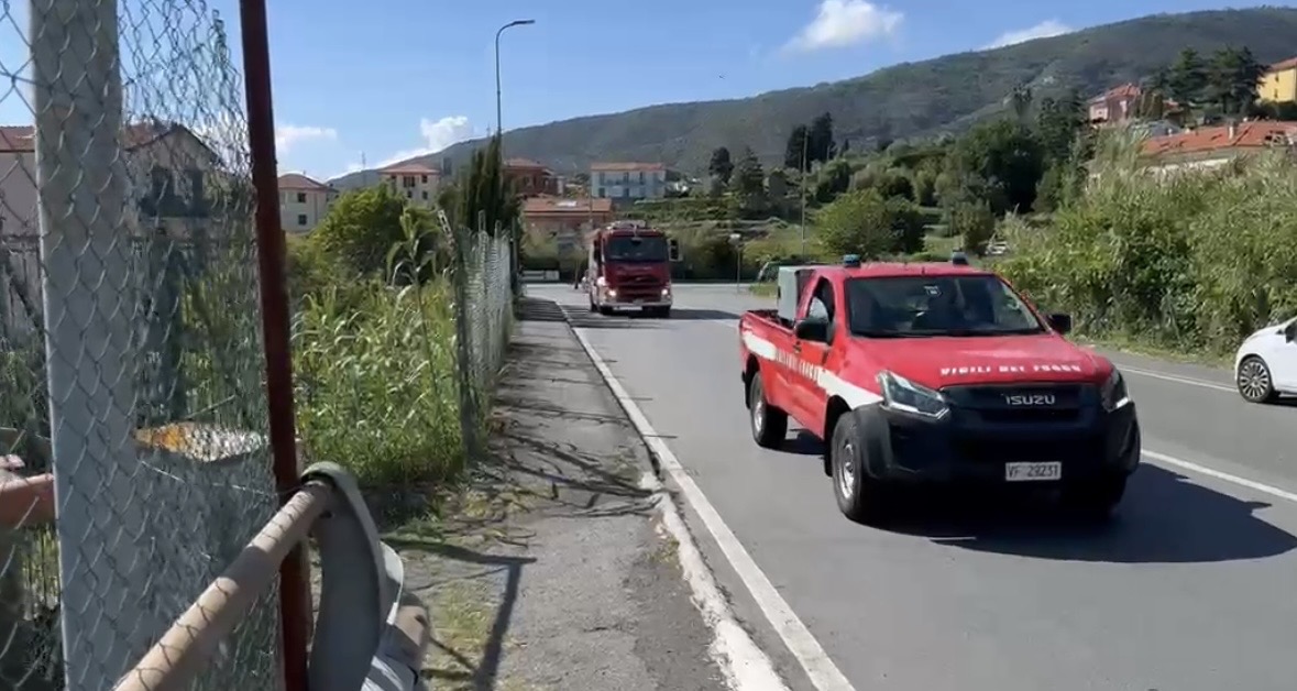 Incendio nei pressi del campo sportivo Sivori