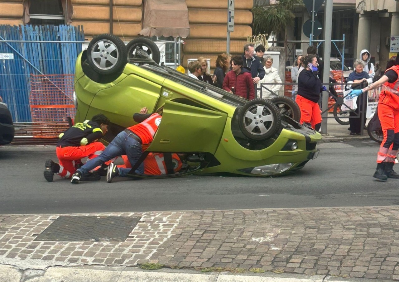 Incidente a Chiavari: coinvolta una giovane di 21 anni alla rotatoria di via Kasman
