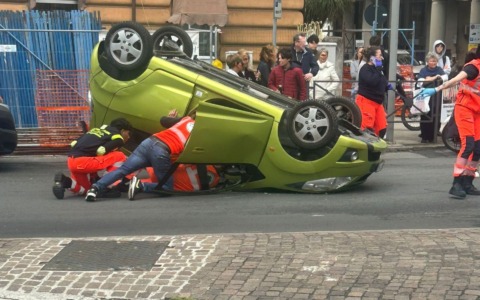 Incidente a Chiavari: coinvolta una giovane di 21 anni alla rotatoria di via Kasman