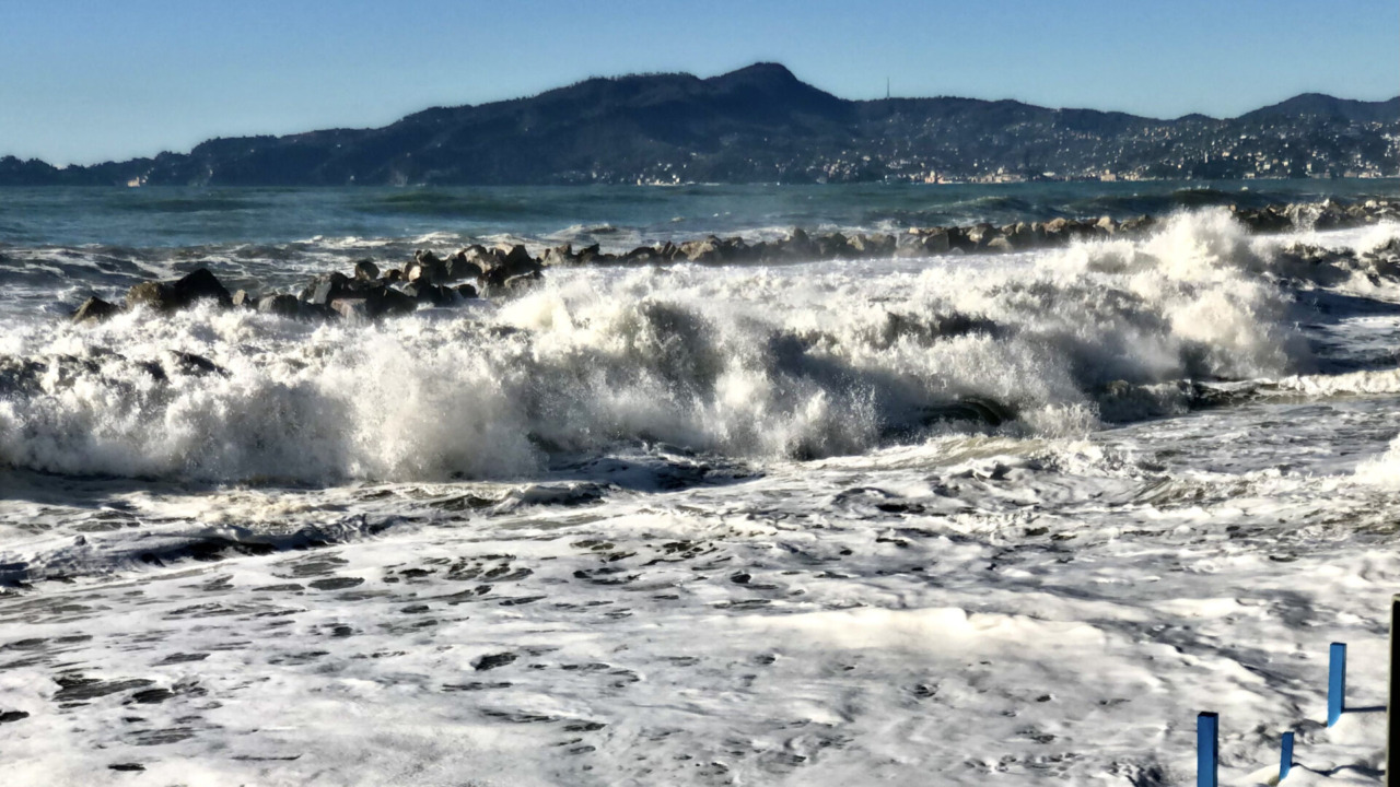Intensa mareggiata in Liguria, allerta Arpal in corso