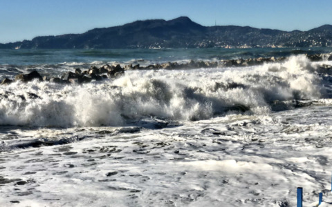 Intensa mareggiata in Liguria, allerta Arpal in corso