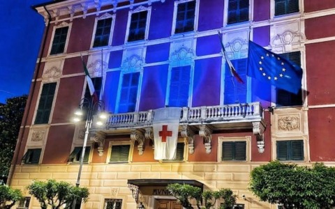 Lavagna onora la Giornata dell’Europa: il Palazzo comunale si illumina di blu