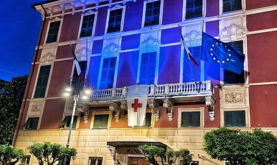 Lavagna onora la Giornata dell’Europa: il Palazzo comunale si illumina di blu