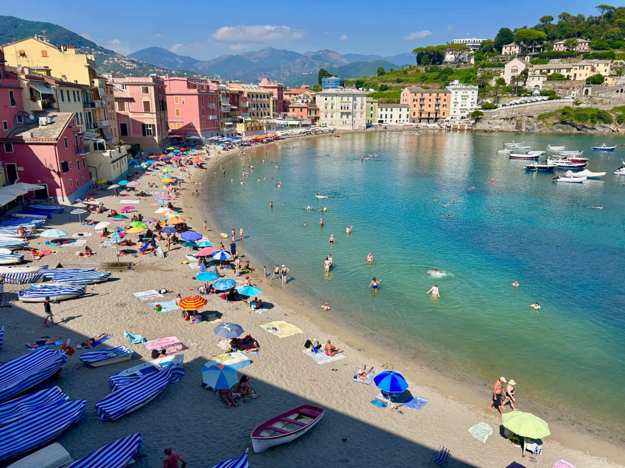 Medicinali riemersi sulla spiaggia della Baia del Silenzio dopo la mareggiata