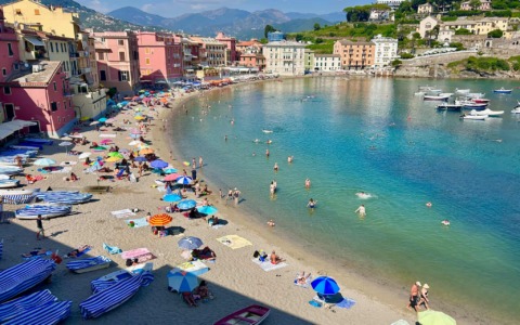 Medicinali riemersi sulla spiaggia della Baia del Silenzio dopo la mareggiata