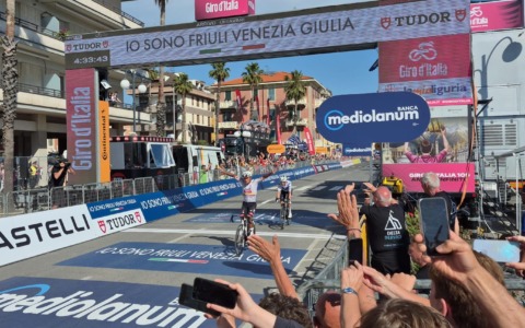 Narvaez trionfa nella tappa Porcari-Chiavari del Giro d’Italia