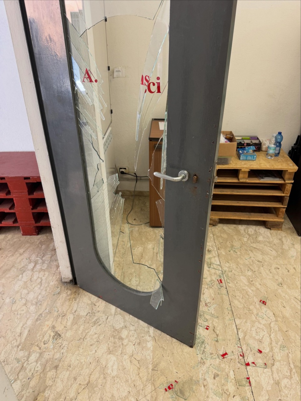 Nuovo atto vandalico alla sede del PD di Chiavari