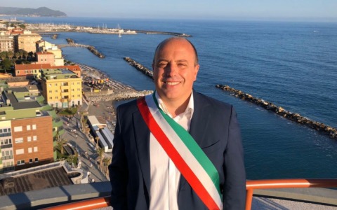 Procede l’intitolazione della piscina del Lido a Marco Di Capua