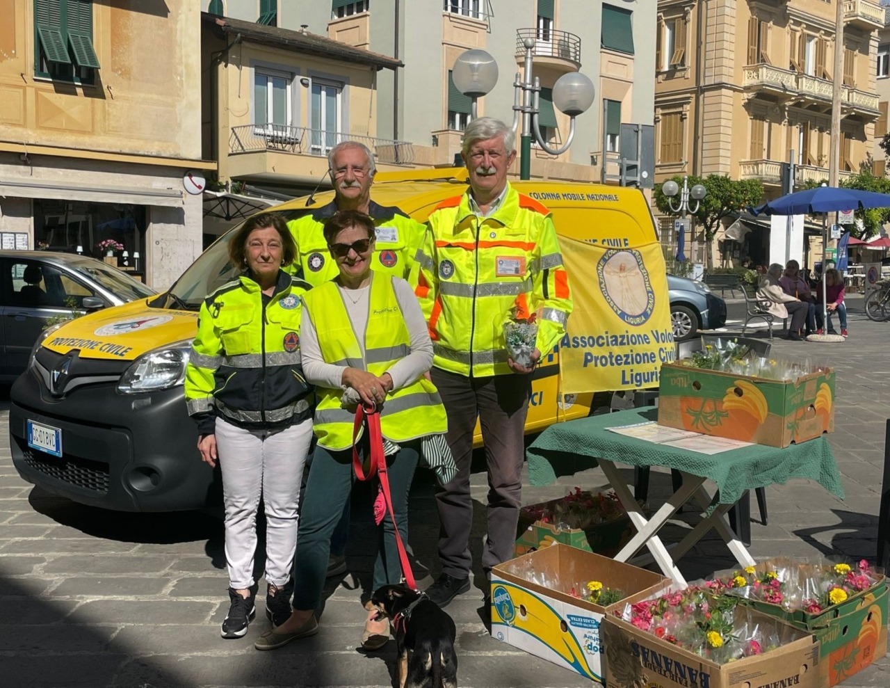 Raccolta fondi della Protezione Civile a Lavagna: piantine esaurite in un giorno