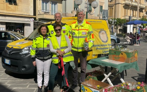 Raccolta fondi della Protezione Civile a Lavagna: piantine esaurite in un giorno