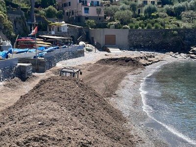 Recco: lavori sulla spiaggia dei Frati sospesi per la Festa della Focaccia