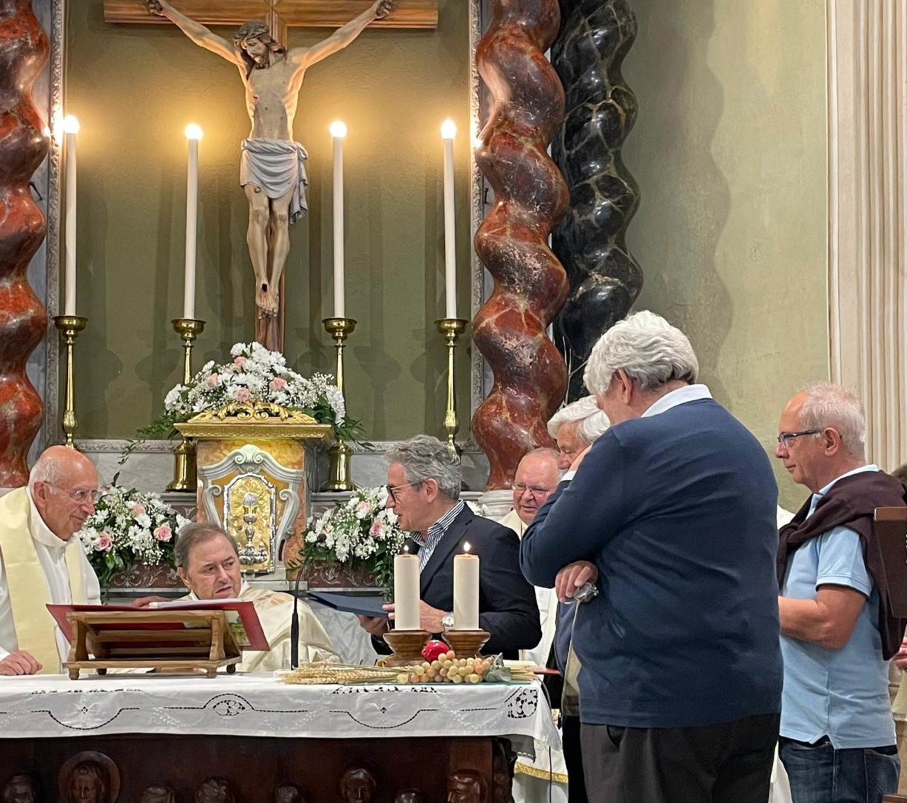 Recco onora don Antonio Servetto con una targa per il suo 80° compleanno