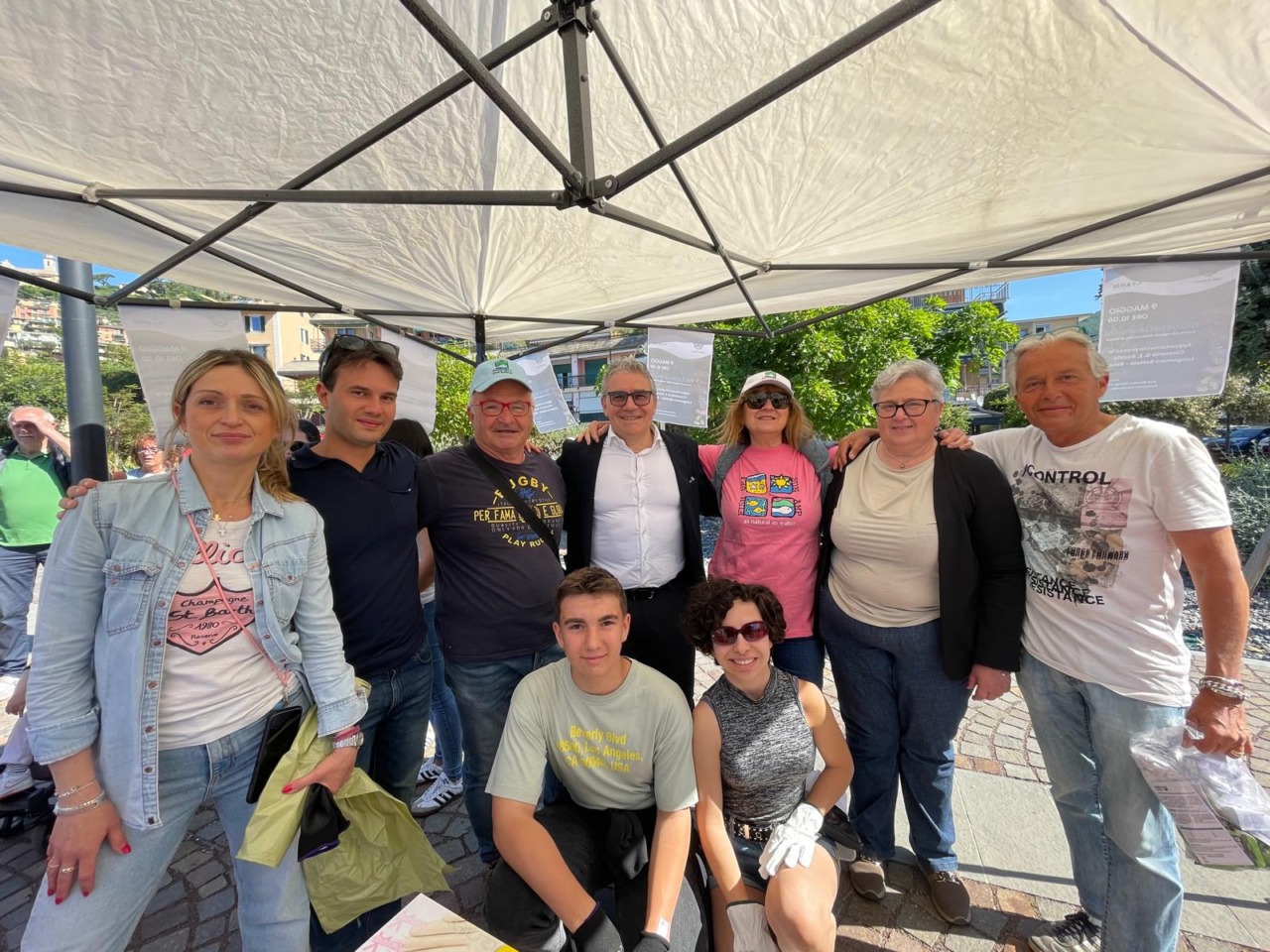 Studenti impegnati nella pulizia della spiaggia centrale di Recco