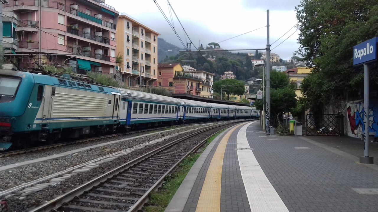 Una donna si sdraia sui binari, treno fermato in tempo a Rapallo