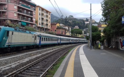 Una donna si sdraia sui binari, treno fermato in tempo a Rapallo