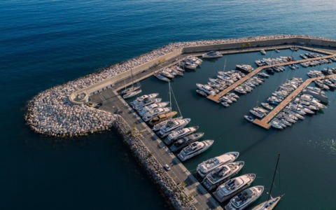 Uno sciame d’api circonda una barca a vela: diportisti costretti a buttarsi in mare