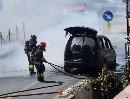 Auto incendiata vicino alla stazione di Lavagna