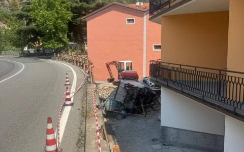 Camioncino si schianta da un’altezza di cinque metri a Bargonasco