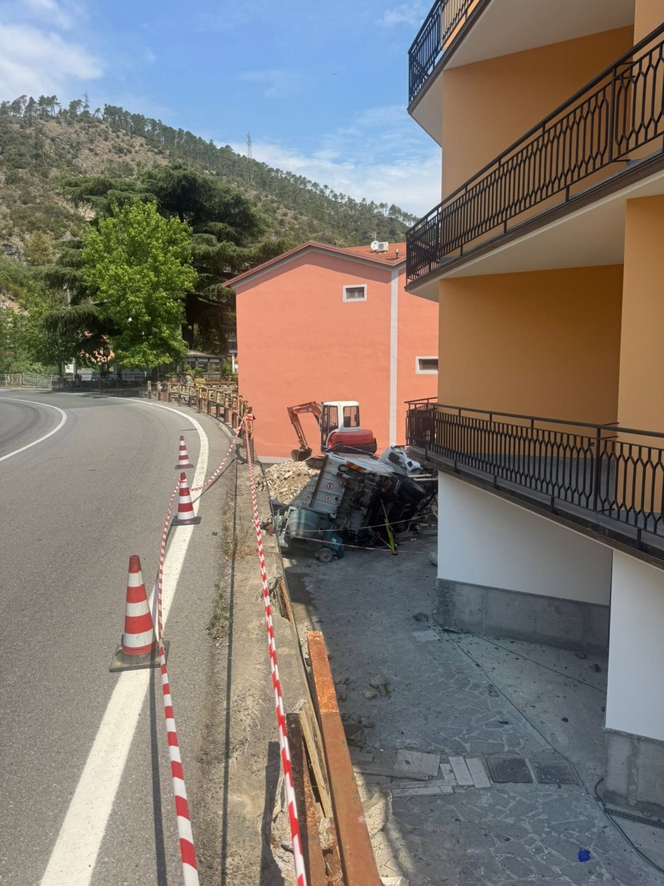 Camioncino si schianta da un’altezza di cinque metri a Bargonasco